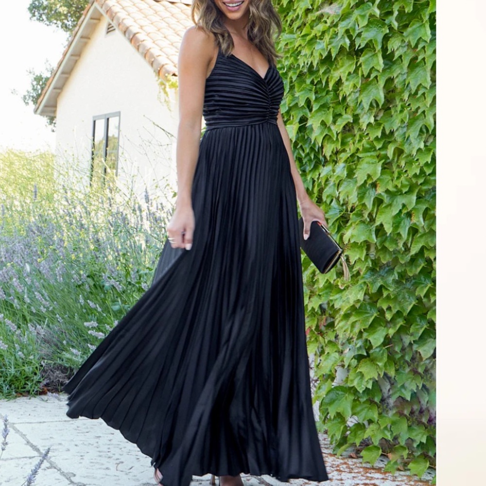Petal and Pup Naira Pleated Maxi Dress Black size 6